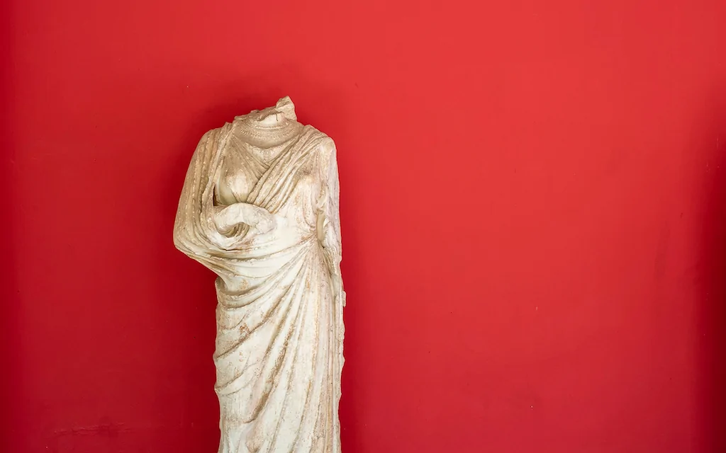 headless statue